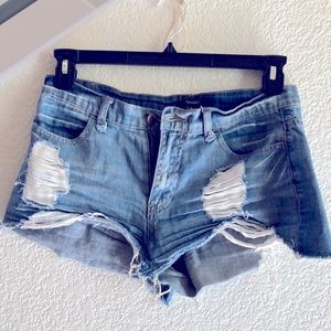 Distressed denim jean shorts size 26